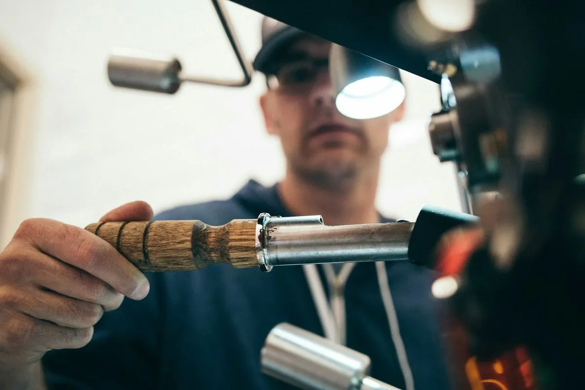 Chauffagiste en intervention technique sur un équipement de chauffage