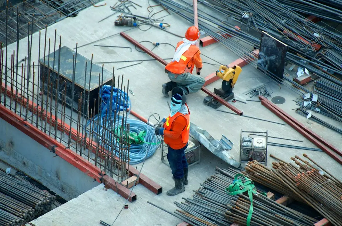 Chantier de gros œuvre avec ouvriers en intervention