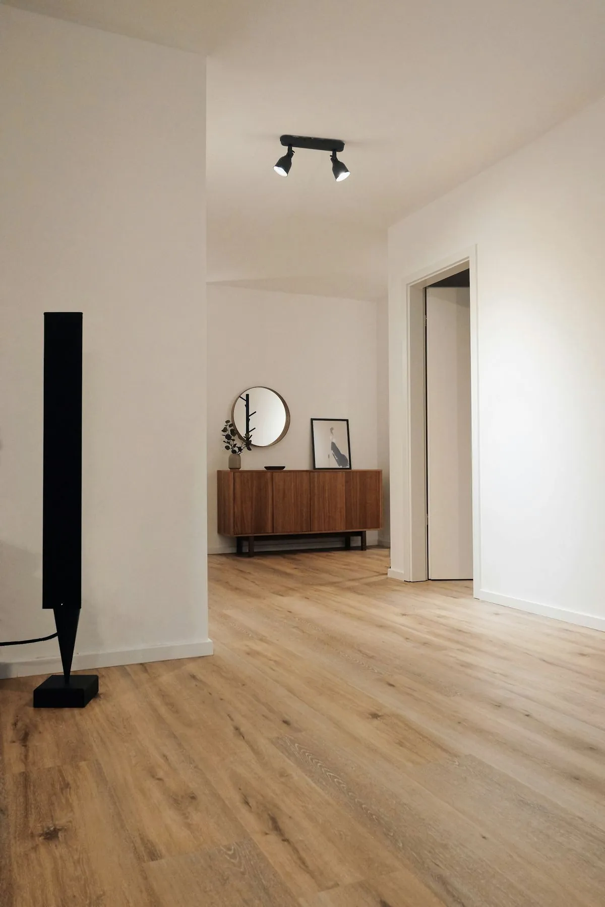 Intérieur avec mobilier bois sur mesure et aménagement soigné
